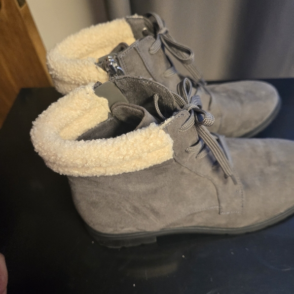EUC gray booties sz 9.5 - Picture 8 of 12